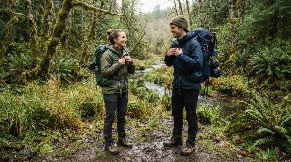 Comment choisir des vêtements adaptés pour un camping en région de basses terres humides?
