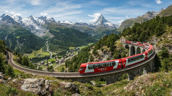 Quels sont les meilleurs itinéraires pour un voyage en train à travers les Alpes suisses : conseils et arrêts recommandés ?